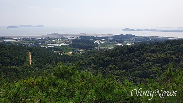  바다향기수목원, 상상전망대에서 내려다 본 섬과 바다. 왼쪽으로 멀리 제부도가 보인다.