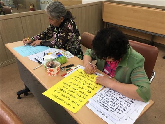 어르신 문해 교실에서 글쓰기를 하고 있는 어르신들 @동아대 국어문화원 