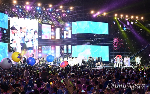  11일 오후 서울 마포구 상암월드컵경기장에서 열린 '2023 새만금 세계스카우트잼버리 K팝 슈퍼 라이브 콘서트’에서 전 출연진이 피날레 공연을 펼치고 있다.