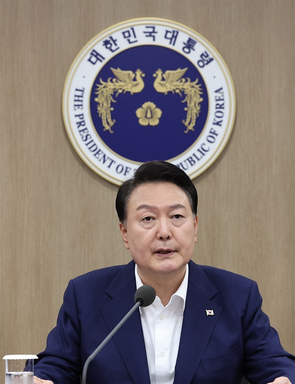  윤석열 대통령이 1일 서울 용산 대통령실 청사에서 열린 국무회의에서 발언하고 있다.