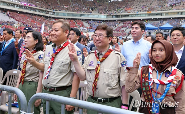  지난 11일 오후 서울 상암 월드컵경기장에서 열린 2023 새만금 세계스카우트 잼버리 폐영식에서 공동조직위원장인 김현숙 여성가족부 장관, 이상민 행정안전부 장관, 박보균 문화체육관광부 장관이 스카우트 선서를 하고 있다.