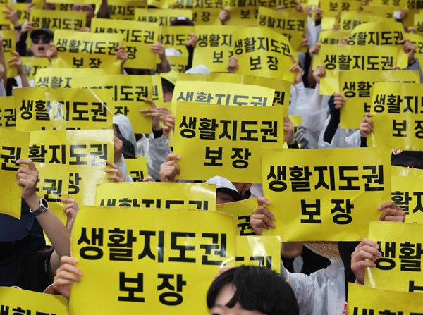 12일 서울 종각역 인근 도로에서 열린 제4차 안전한 교육 환경을 위한 법 개정 촉구 집회에서 참여한 교사 등이 손팻말을 들고 구호를 외치고 있다. 