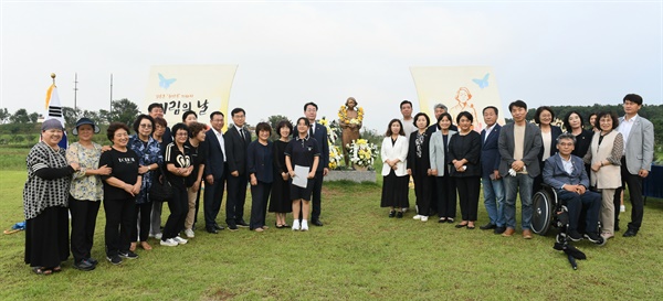 화성시(시장 정명근)는 12일 '일본군위안부 피해자 기림의 날’을 맞아 평화의소녀상 건립추진위원회와 함께 매향리 평화생태공원 내 평화의 소녀상 앞에서 기념식을 개최했다. 