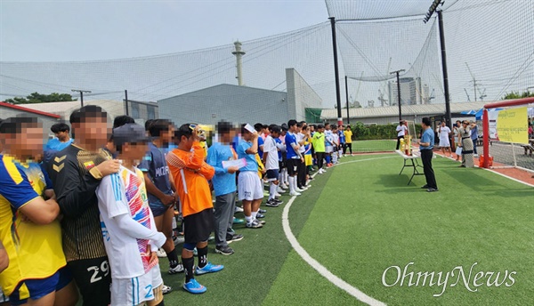  인천 서구 운동장에서 열린 미얀마 피란민 돕기 축구대회.