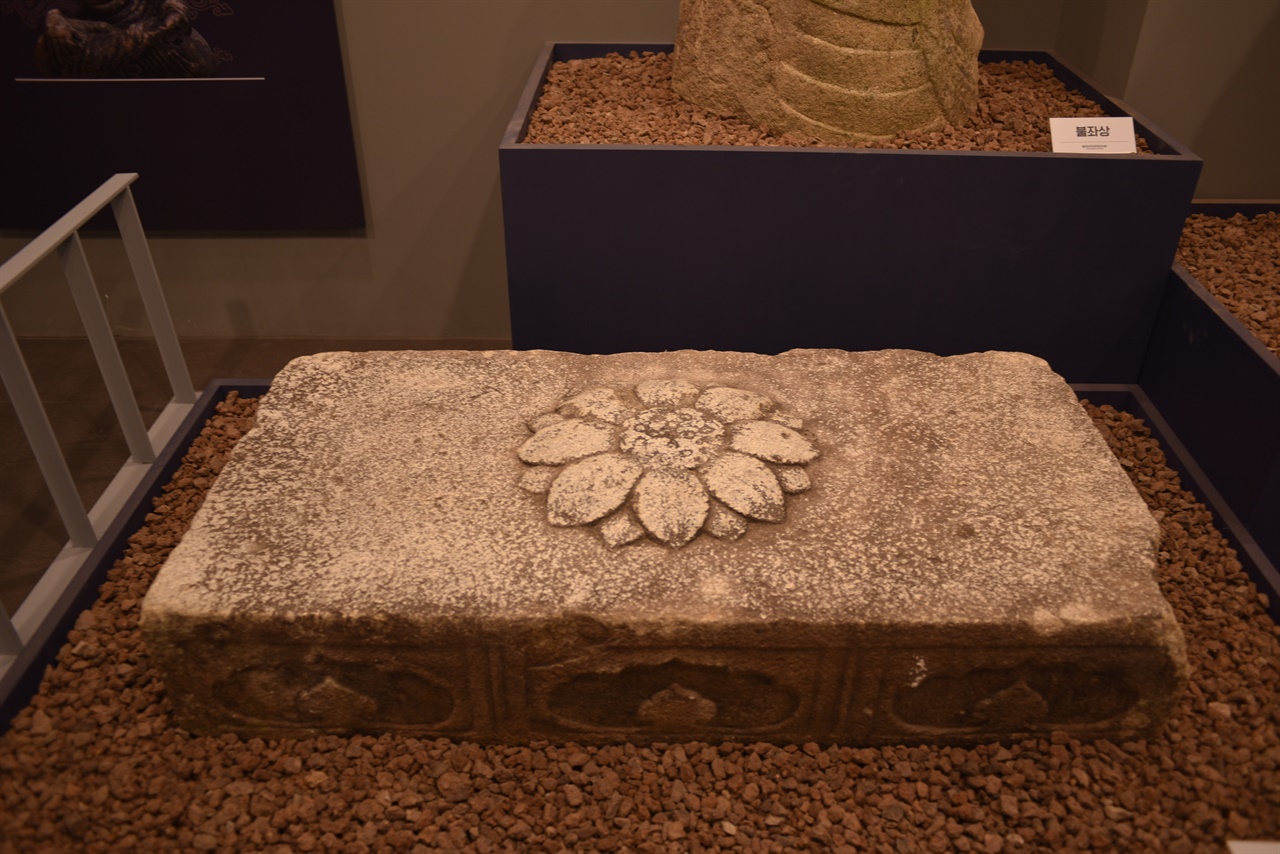 배례석을 비롯한 많은 유물을 수장고로 옮겨 놓았다.
