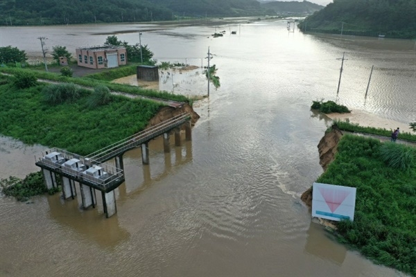 2020년 8월 당시 집중호우로 합천창녕보 상류 좌안 낙동강 제방 30미터가 완전히 붕괴됐다.