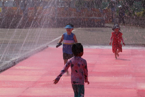 축제장에서 물줄기를 맞으며 더위를 식히는 어린이들 모습(자료사진).