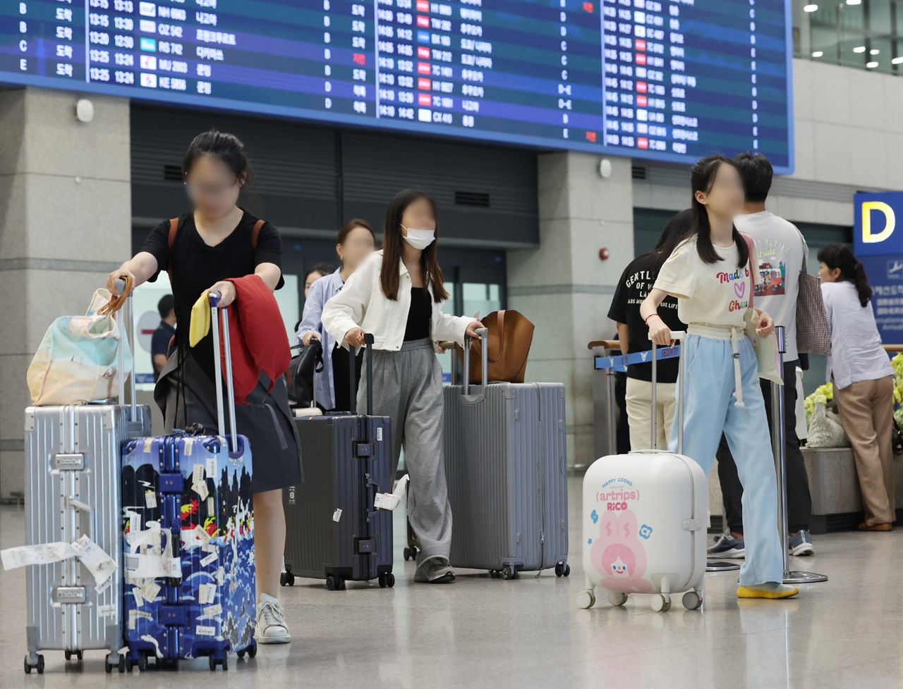 중국인 관광객의 한국행 단체관광이 허용된 가운데 13일 오후 인천국제공항에서 중국발 항공기 등의 이용객이 입국장을 나오고 있다

