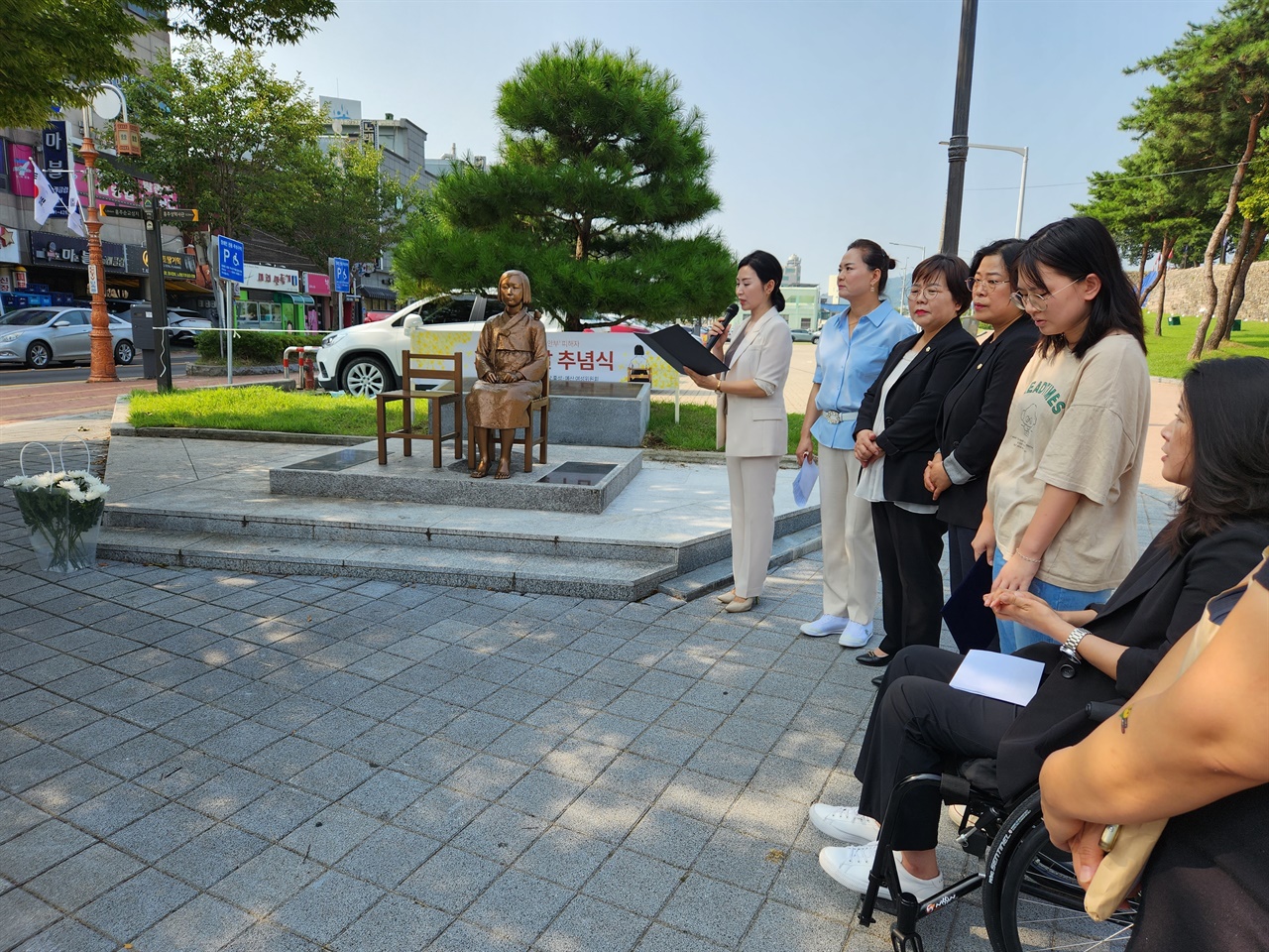 더불어민주당 예산홍성지역 여성위원회가 14일 홍성군 소녀상 앞에서 기림의날 행사를 진행하고 있다. 