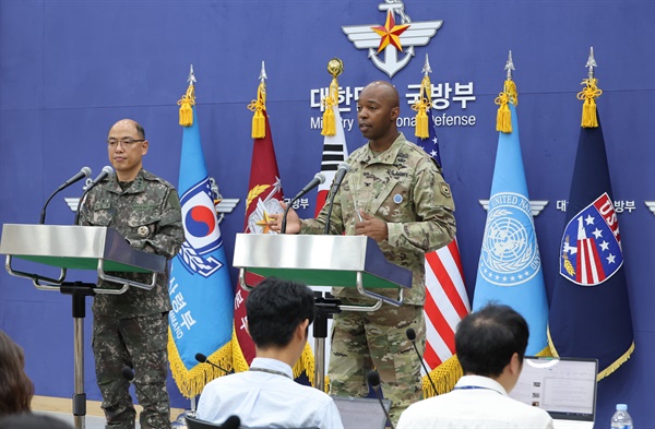  이성준 합동참모본부 공보실장과 아이작 테일러 한미연합사 공보실장이 14일 오전 서울 용산구 국방부에서 한미연합연습 '을지 자유의 방패'(UFS·을지프리덤실드) 계획에 대해 공동 브리핑을 하고 있다. 2023.8.14