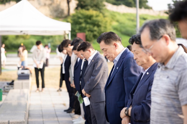 이재준 수원특례시장이 13일 수원 장안공원 서문광장에서 열린 제11차 세계일본군 '위안부' 피해자 기림일 행사에서 참석자들과 함께 묵념하고 있다. 