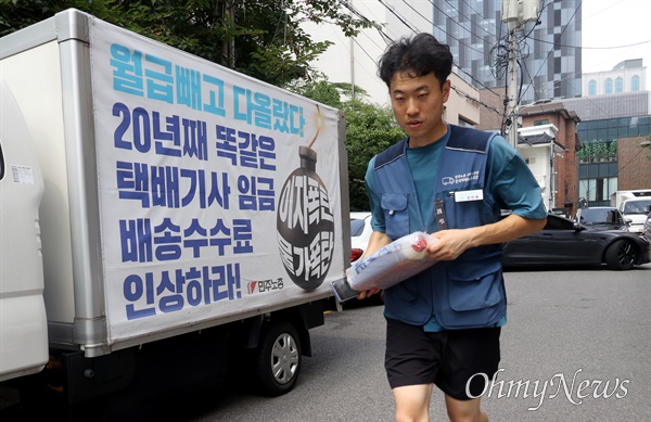 택배 노동자의 과로를 막기 위해 지정된 ‘택배 없는 날’에 쿠팡이 끝내 동참을 거부한 14일 오후 서울 강남구에서 강민욱 쿠팡 택배 노동자가 택배를 배달하고 있다.

