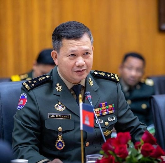 캄보디아 군부사령관 겸 육군대장인 훈 마넷 차기 총리 내정자가 연설을 하고 있다. 그는 이달  22일 국회 신임투표를 거쳐 차기 총리 자리에 오르게 된다. 
