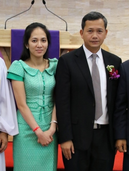 지난 2016년 프놈펜한인교회 행사에 참석한 훈 마넷 총리 내정자가 부인 삑 짠모니 여사와 함께 기념촬영을 하고 있다. 