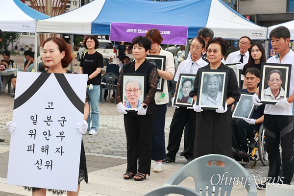  일본군위안부할머니와함께하는 마창진시민모임은 14일 늦은 오후 창원마산 오동동문화광장에서 "2023 일본군 위안부 피해자 기림일 기념 추모문화제"를 열었다.