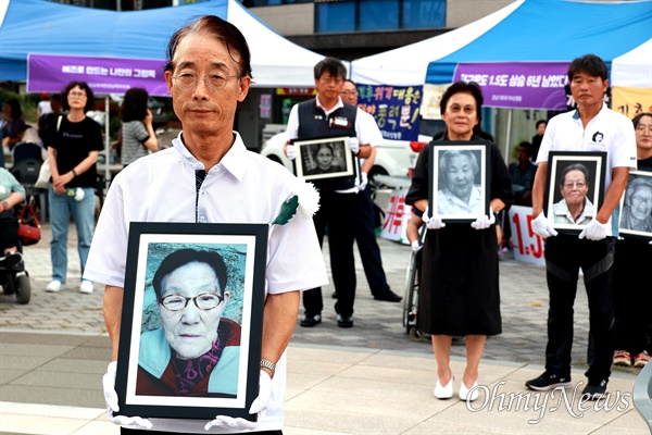  일본군위안부할머니와함께하는 마창진시민모임은 14일 늦은 오후 창원마산 오동동문화광장에서 "2023 일본군 위안부 피해자 기림일 기념 추모문화제"를 열었다.