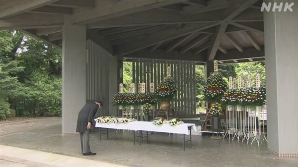 기시다 후미오 일본 총리의 전몰자 묘원 참배를 보도하는 NHK방송 