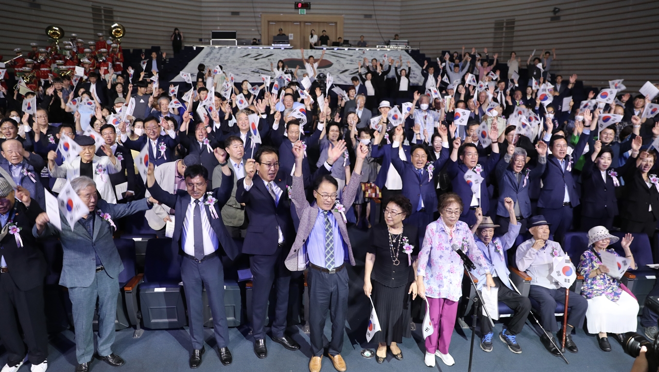 15일 광주광역시청 대회의실에서 광주시 주관으로 열린 제78주년 광복절 경축식에서 참석자들이 만세를 부르고 있다.