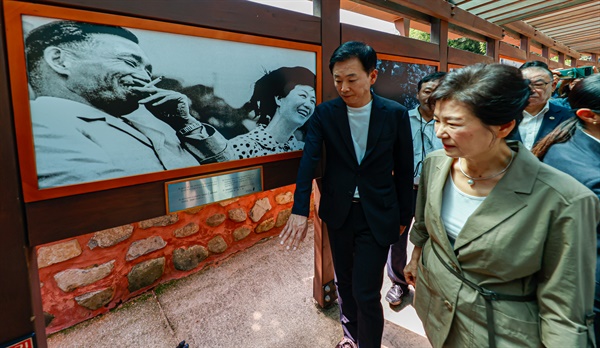 전 대통령 박근혜씨가 15일 오전 경북 구미시 상모동 박정희 전 대통령 생가를 찾아 추모관에 참배후 사진을 살펴보고 있다. 