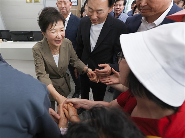 전 대통령 박근혜씨가 15일 경북 구미시 상모동 박정희 대통령 역사자료관을 방문해 시민들과 인사하고 있다.