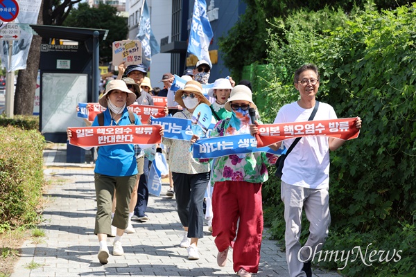 대구환경운동연합 등 시민단체들은 15일 대구 4개 지역에서 후쿠시마 핵오염수 방류 반대 피켓을 들고 거리행진을 벌였다.