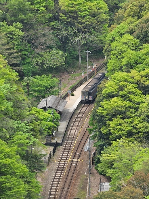 시코쿠 만나카 센넨모노가타리의 중간 역인 비경역 JR 쓰보지리 역