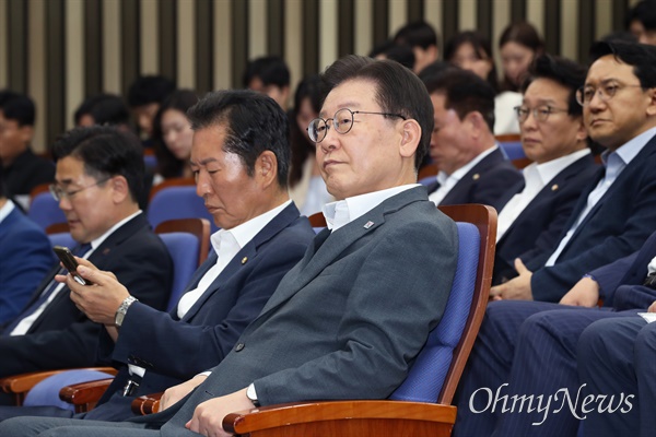 이재명 더불어민주당 대표가 8월 16일 서울 여의도 국회에서 열린 의원총회에 참석해 있다.
