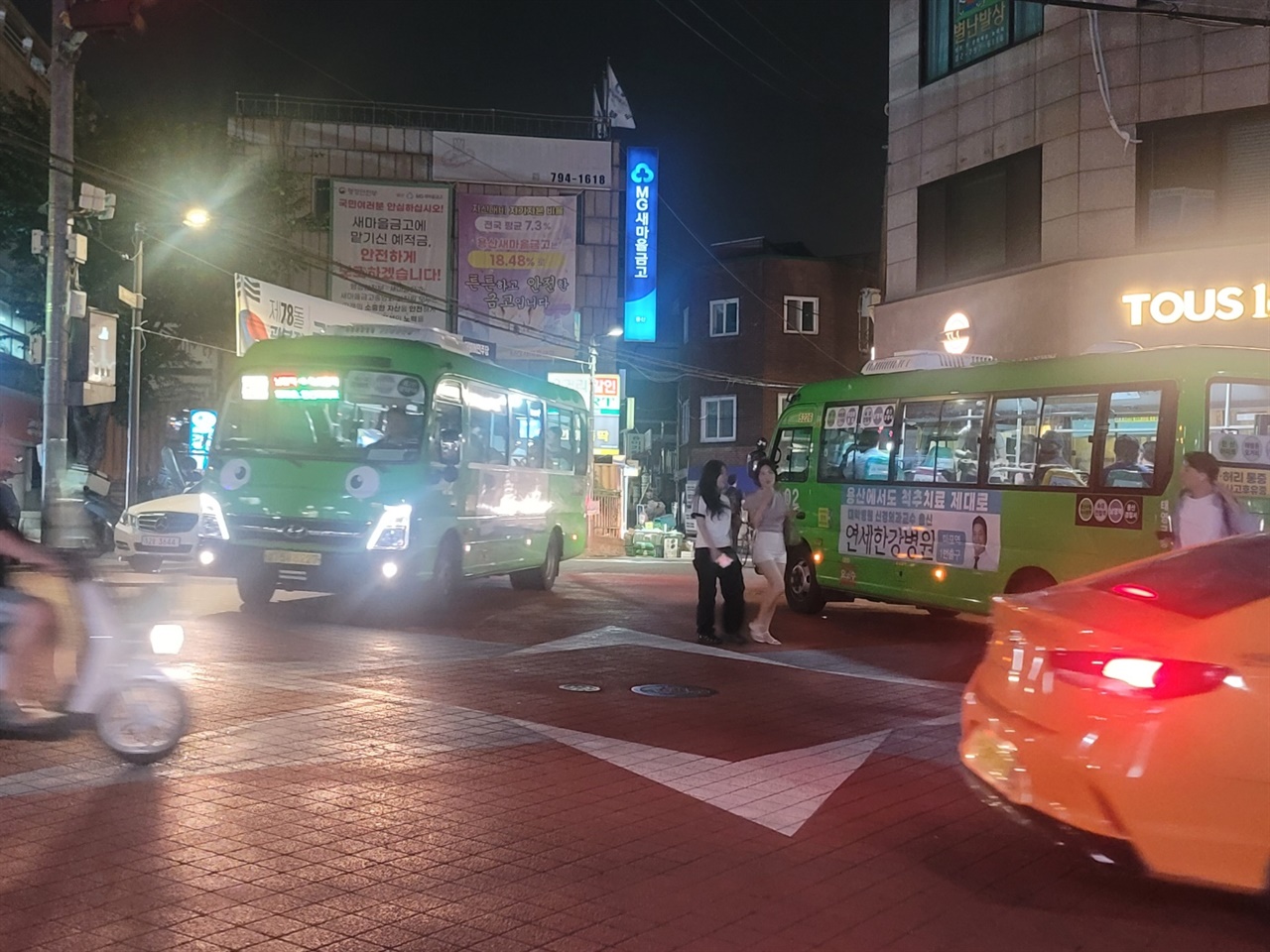 서울 용산구 해방촌 오거리에서 버스들이 이동하고 있다.