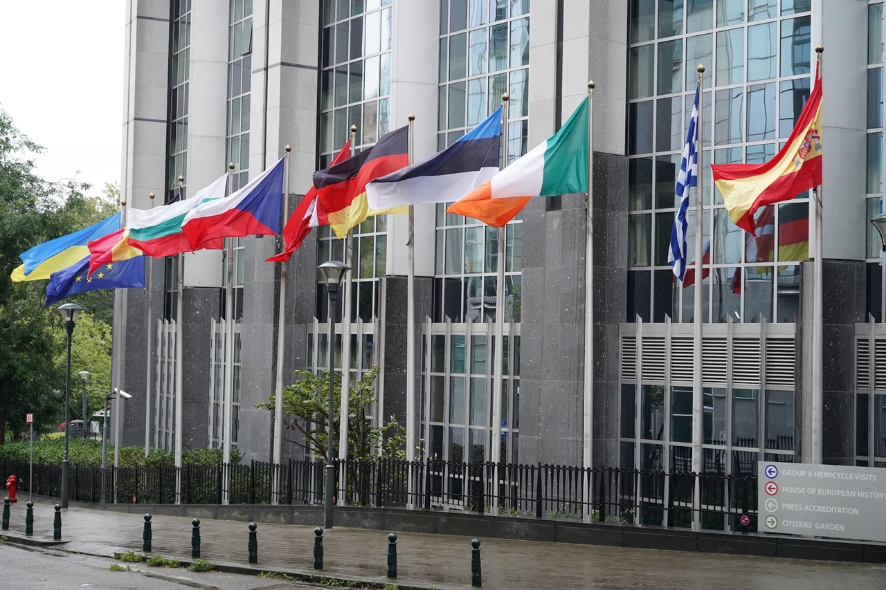 유럽의회 앞의 국기