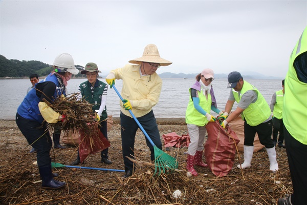 홍남표 창원시장, 시민들과 함께 해양가 쓰레기 수거 작업.