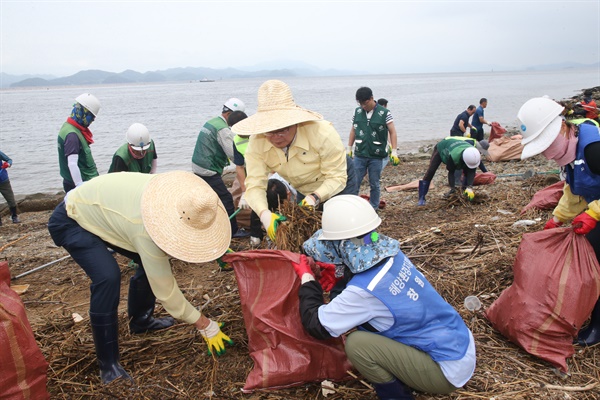 홍남표 창원시장, 시민들과 함께 해양가 쓰레기 수거 작업.