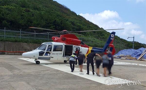 서해지방해양경찰청 소속 해양경찰관들이 8월 14일 전라남도 여수시 거문도에  헬기를 출동시켜 환자를 응급 이송하고 있다.