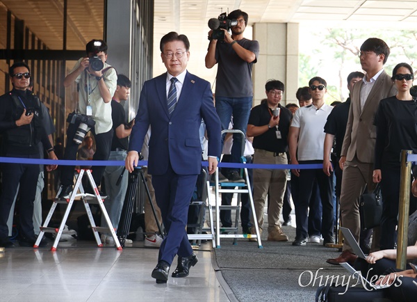 이재명 더불어민주당 대표가 17일 오전 백현동 개발 특혜 의혹 관련 조사를 받기 위해 서울중앙지검에 도착하고 있다.