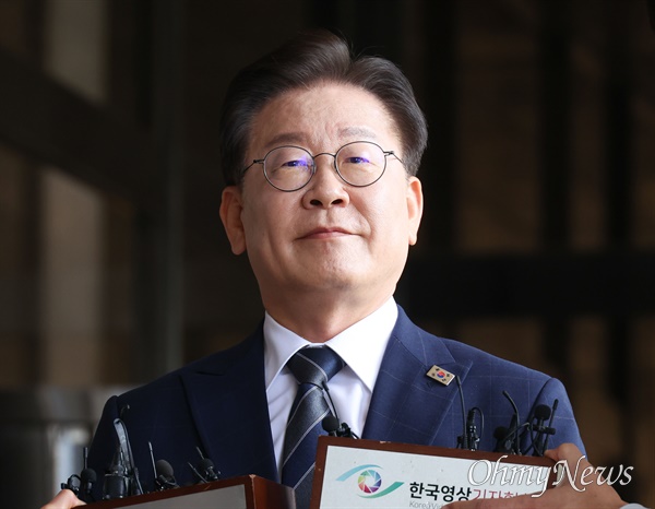 이재명 더불어민주당 대표가 17일 오전 백현동 개발 특혜 의혹 관련 조사를 받기 위해 서울중앙지검에 도착하고 있다.