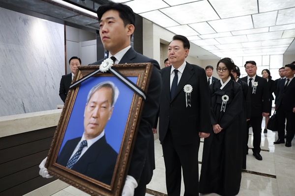 부친 발인식 참석한 윤석열 대통령 내외 윤석열 대통령과 부인 김건희 여사가 17일 오전 서울 서대문구 신촌세브란스병원 장례식장에서 열린 부친 윤기중 연세대 명예교수의 발인식에 참석하고 있다. 2023.8.17 [대통령실 제공. 재판매 및 DB 금지]