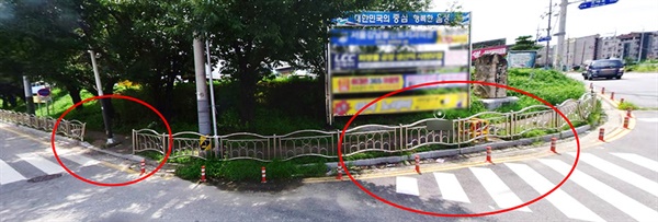 횡단보도를 건너는 지점(오른쪽 원)을 따라 10m 정도 차도를 따라 이동해야 인도(사진 왼쪽)로 접근할 수 있다. 사진은 포털 지도 거리뷰 화면.