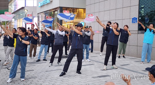  민주노총대전지역본부와 평화나비대전행동은 17일 저녁 대전 서구 둔산동 은하수네거리 국민은행 앞에서 '일본 핵오염수 해양투기 저지 대전지역 촛불행동'을 개최했다.