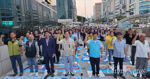  민주노총대전지역본부와 평화나비대전행동은 17일 저녁 대전 서구 둔산동 은하수네거리 국민은행 앞에서 '일본 핵오염수 해양투기 저지 대전지역 촛불행동'을 개최했다.