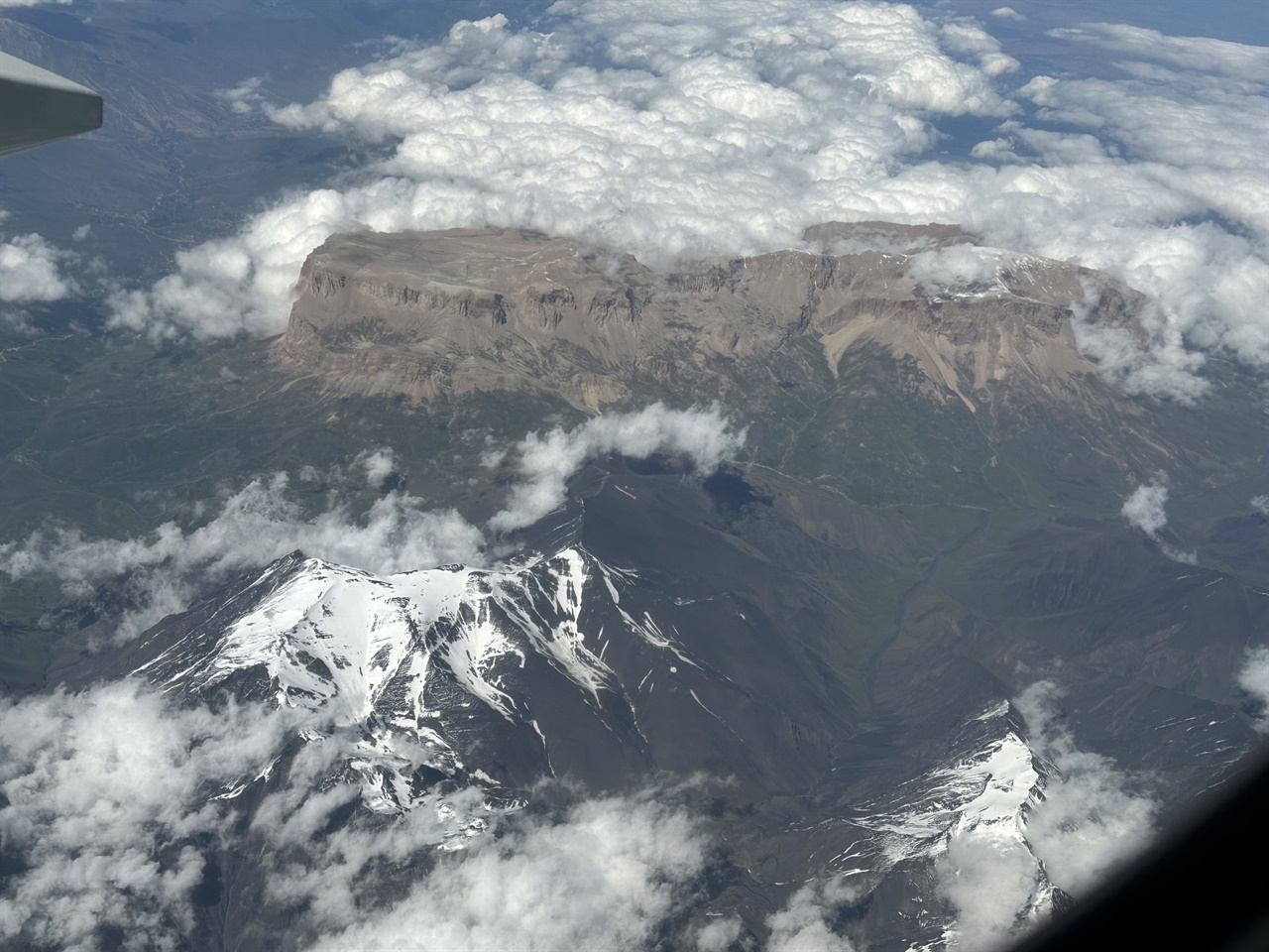 비행기에서 내려다본 카프카스 산맥: 바자르뒤쥐산