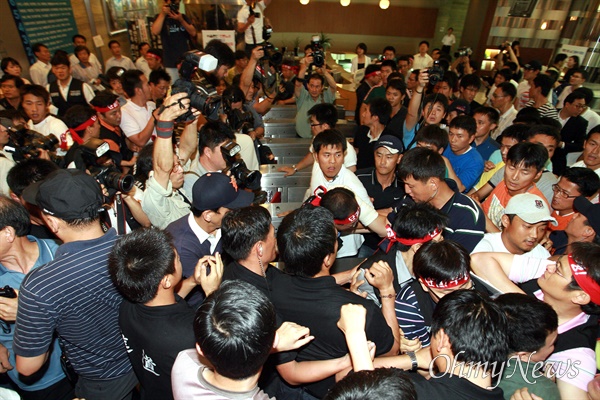 정연주 사장 해임을 위한 KBS이사회가 열리는 8일 오전 사복경찰 수백명이 여의도 KBS본관 1층 입구를 통해 노조원들을 밀어내며 진입하고 있다.