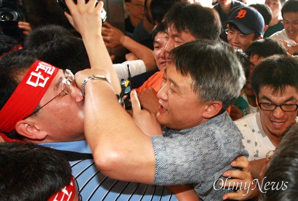 지난 8일 오전 정연주 사장 해임을 위한 이사회가 열리는 여의도 KBS본관에 사복경찰 수백명이 노조원들을 밀어내며 투입되고 있다.