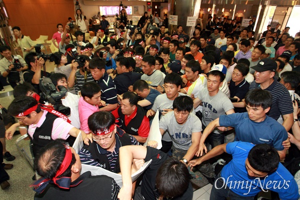 2008년 8월 8일 오전 정연주 사장 해임을 위한 이사회가 열리는 여의도 KBS본관에 사복경찰 수백명이 노조원들을 밀어내며 투입되고 있다.