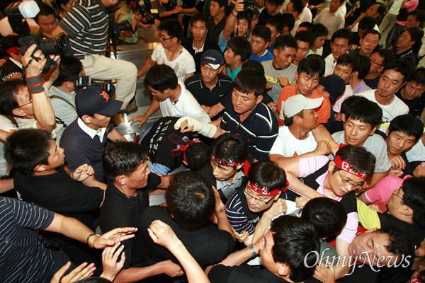 지난 2008년 8월 8일 오전 정연주 사장 해임을 위한 이사회가 열리는 여의도 KBS본관에 사복경찰 수백명이 노조원들을 밀어내며 투입되고 있다.