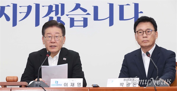 이재명 더불어민주당 대표가 18일 서울 여의도 국회에서 열린 최고위원회의에서 발언하고 있다. 오른쪽은 박광온 원내대표. 
