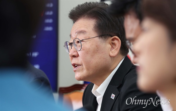 이재명 더불어민주당 대표가 18일 서울 여의도 국회에서 열린 최고위원회의에서 발언하고 있다.
