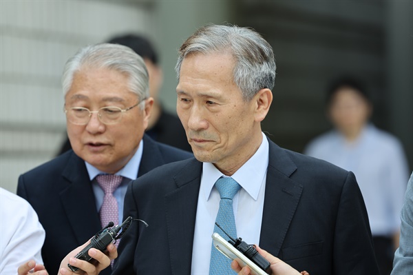 '군 댓글공작' 김관진 파기환송심서 징역 2년 선고 검찰이 군 사이버사령부에 '정치 댓글'을 작성하도록 지시한 혐의로 기소된 김관진 전 국방부 장관은 지난해 8월 18일 오전 서울 서초구 중앙지법에서 열린 파기환송심 선고 공판에서 징역 2년을 선고받은 뒤 법정을 나서고 있다.