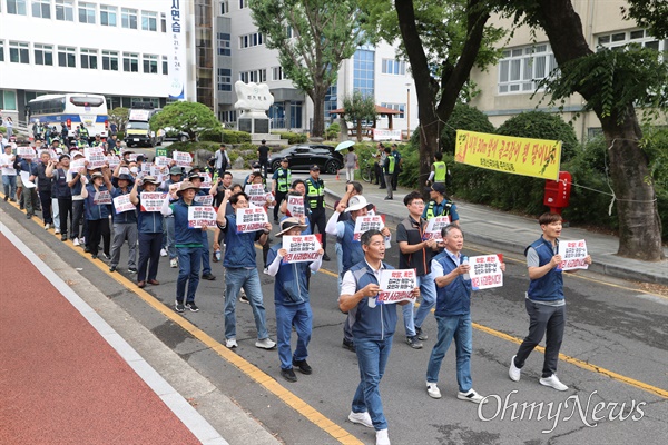 전국공무원노동조합 경남본부 의령군지부는 18일 의령군청 마당에서 "의령군의회 김규찬 의장과 오민자 의원은 막말, 반말에 대해 사과하라"는 제목으로 집회와 거리행진을 한 뒤, 군의회에 사과를 갖다 놓았다.