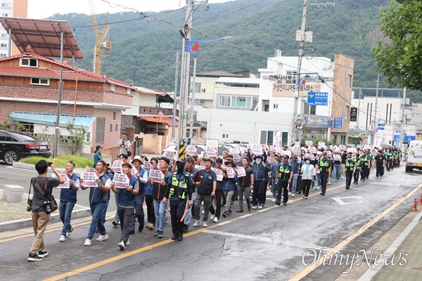  전국공무원노동조합 경남본부 의령군지부는 18일 의령군청 마당에서 "의령군의회 김규찬 의장과 오민자 의원은 막말, 반말에 대해 사과하라"는 제목으로 집회와 거리행진을 한 뒤, 군의회에 사과를 갖다 놓았다.