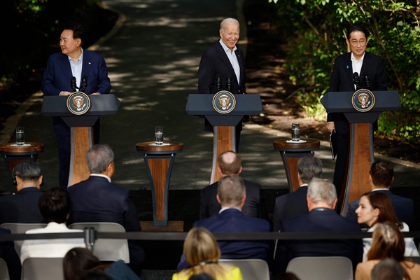 (사진 왼쪽부터) 윤석열 한국 대통령, 조 바이든 미국 대통령, 기시다 후미오 일본 총리가 2023년 8월 18일 메릴랜드주 캠프 데이비드에서 3자 회담 후 공동기자회견을 하고 있다.