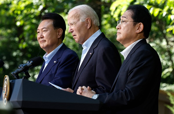 (사진 왼쪽부터) 윤석열 한국 대통령, 조 바이든 미국 대통령, 기시다 후미오 일본 총리가 2023년 8월 18일 메릴랜드주 캠프 데이비드에서 3자 회담 후 공동기자회견을 하고 있다.